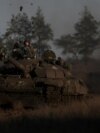 Un tanque del ejército ucraniano atraviesa el lodo a medida que avanza para disparar contra un objetivo militar ruso en la línea del frente en la región sur de Donbas en Ucrania, el 29 de noviembre. 2022. REUTERS/Leah Millis 
