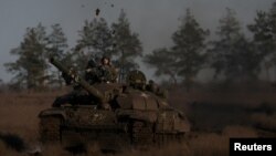 Un tanque del ejército ucraniano atraviesa el lodo a medida que avanza para disparar contra un objetivo militar ruso en la línea del frente en la región sur de Donbas en Ucrania, el 29 de noviembre. 2022. REUTERS/Leah Millis 