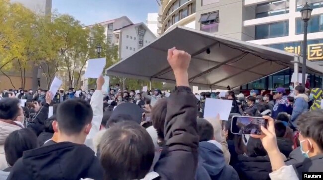 北京清华大学学生手举白纸抗议中国严厉的防疫政策。（2022年11月27日）