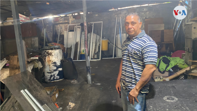 William Sarmientos, fabricante de vidrios y espejos en Maracaibo, Venezuela.
