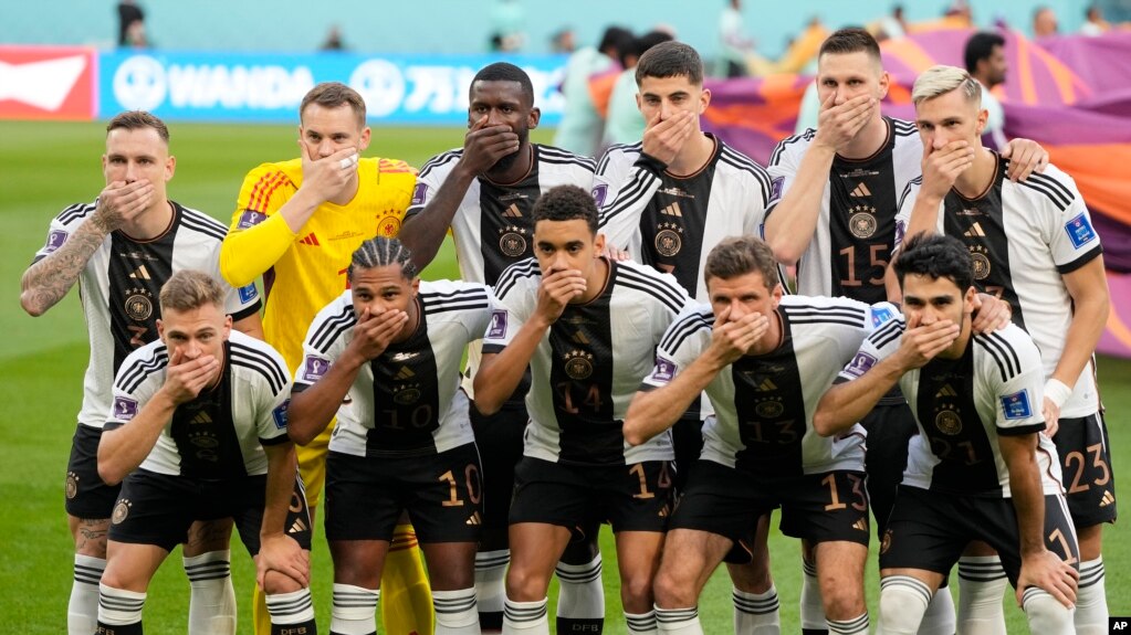 Đội tuyển Đức đồng loạt lấy tay che miệng trước trận đấu với Nhật Bản ở bảng E World Cup hôm 23/11/2022.