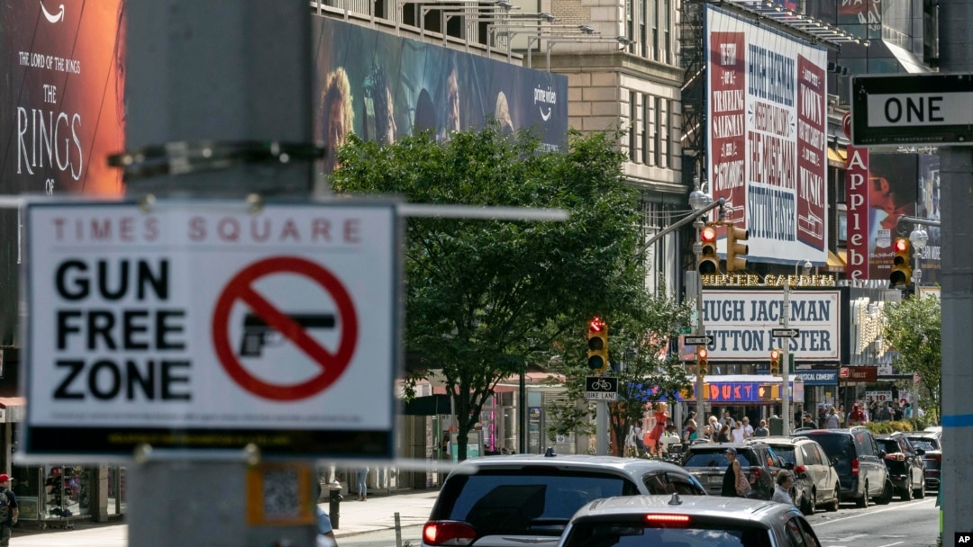 Un letrero que reza "zona libre de armas" es visto cerca de Times Square, el 31 de agosto de 2022, en Nueva York.