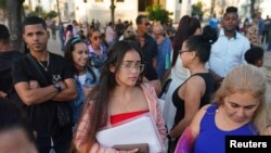 쿠바 수도 아바나 주재 미국 대사관이 4일 비자 업무를 재개한 가운데 쿠바인들이 대사관 앞에서 순서를 기다리고 있다.