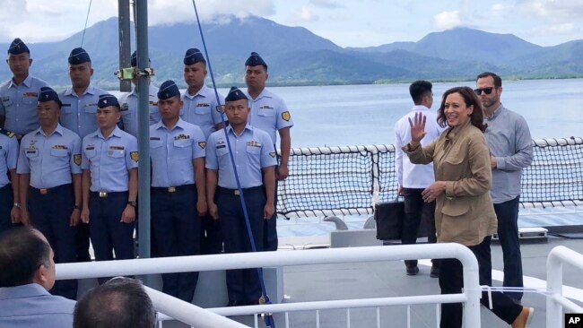 필리핀을 방문한 카멀라 해리스 미국 부통령이 22일 팔라완 서부에 정박한 필리핀 해안경비선을 방문했다.