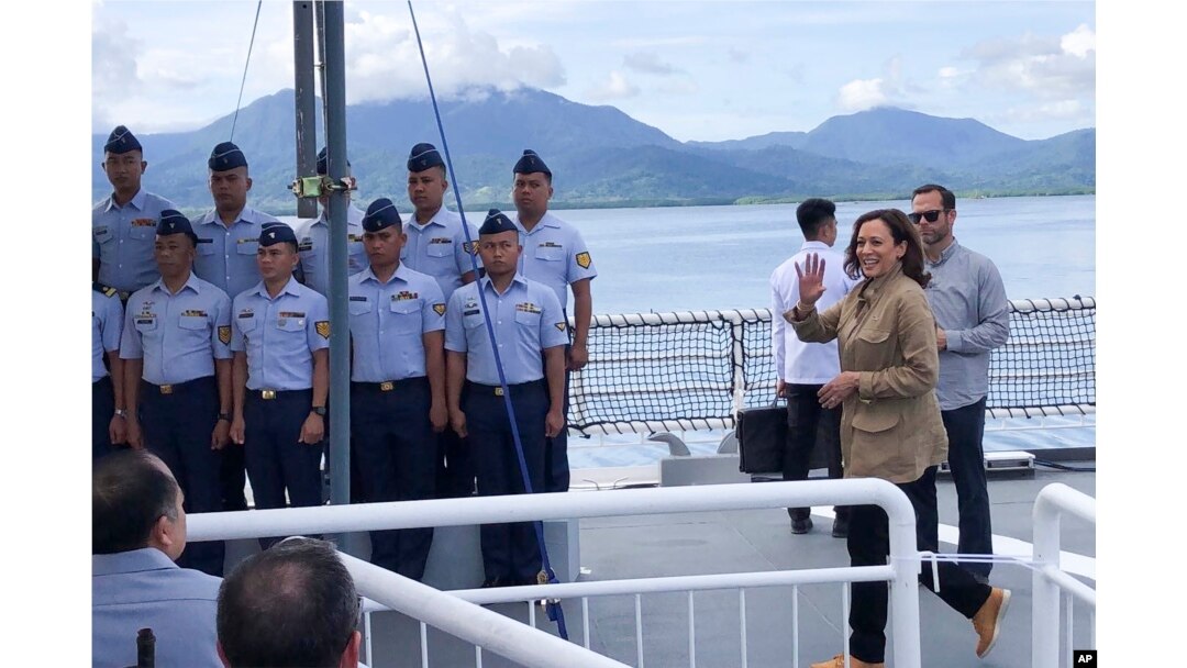 Wakil Presiden AS Kamala Harris melambaikan tangannya di atas kapal Penjaga Pantai Filipina BRP Teresa Magbanua (MRRV-9701) dalam kunjungannya ke Puerto Princesa, provinsi Palawan, Filipina barat, Selasa, 22 November 2022 (Penjaga Pantai Filipina via AP)