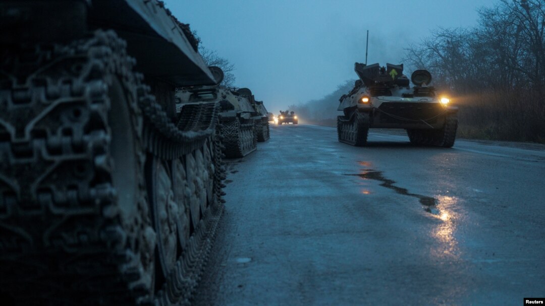 Vehículos blindados de transporte de personal de las Fuerzas Armadas de Ucrania son vistos en una carretera, en medio del ataque de Rusia a Ucrania, en la región de Jersón, Ucrania, el 9 de diciembre de 2022.