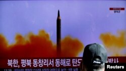 پخش آزمایش موشکی کره شمالی از طریق تلویزیونی در سئول، پایتخت کره جنوبی. ١٨ دسامبر ٢٠٢٢