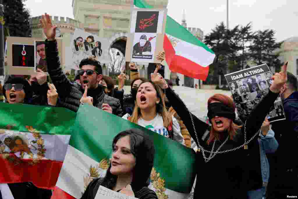 Varias personas participan en una protesta contra el gobierno de Irán tras la muerte de Mahsa Amini, en Estambul, Turquía, el 10 de diciembre de 2022. REUTERS/Dilara Senkaya