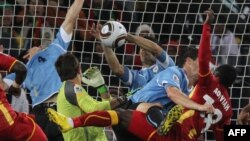 À la fin du temps réglementaire du quart de finale Uruguay – Ghana au Mondial 2010, Luis Suarez avait stoppé un tir ghanéen sur sa ligne de but.