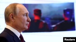 Presiden Rusia Vladimir Putin mengunjungi pameran proyek menjelang pertemuan Dewan Negara di Moskow, Rusia, 22 Desember 2022. (Foto: Sputnik/Valeriy Sharifulin via REUTERS)