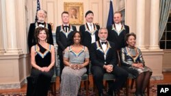 Para penerima penghargaan Kennedy Center termasuk di antaranya aktor George Clooney (kedua dari kanan, bawah) berfoto bersama setelah acara resepsi di Gedung Putih, Washington, pada 3 Desember 2022. (Foto: AP/Kevin Wolf)