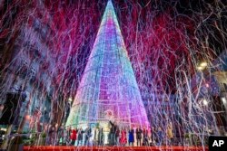 Otoritas setempat meresmikan penyelaan lampu Natal di jalan-jalan Vigo, Spanyol, Sabtu, 19 November 2022. (AP/Lalo R. Villar)