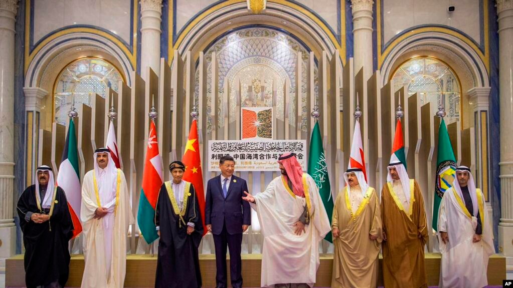 2022年12月9号，沙特阿拉伯王储及内阁首相穆罕默德·本·萨勒曼（右）欢迎中国国家主席习近平出席海湾国家合作委员会峰会和中国-阿拉伯联盟国家峰会。习近平还会见了海湾国家及其他阿拉伯国家领导人。本照片由沙特通讯社发布，美联社提供。