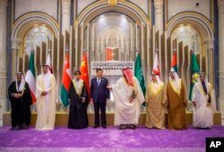 Putra Mahkota Saudi dan Perdana Menteri Mohammed bin Salman, keempat kanan, menyapa Presiden China Xi Jinping, selama KTT China-Dewan Kerjasama Teluk (GCC), di Riyadh, Arab Saudi, Jumat, 9 Desember 2022.