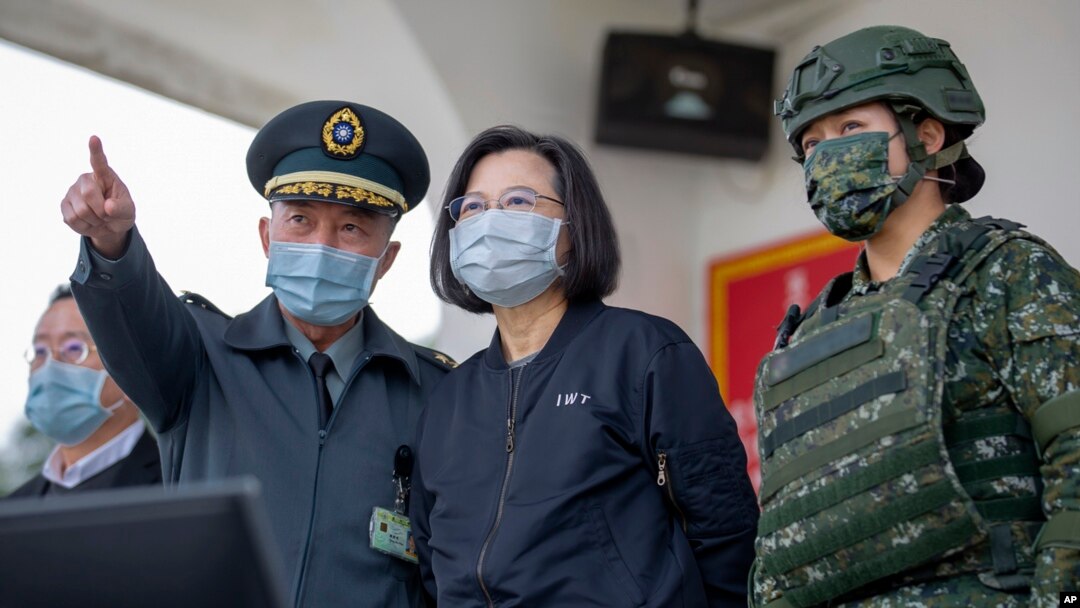Presiden Taiwan Tsai Ing-wen (tengah), meninjau latihan militer di pangkalan militer di Chiayi, Taiwan barat daya, Jumat, 6 Januari 2023. (Kantor Kepresidenan Taiwan melalui AP)