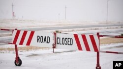 El portón está cerrado en una rampa hacia los carriles en dirección este de la Interestatal 70 en East Airpark Road el martes 13 de diciembre de 2022 en Aurora, Colorado. Una tormenta invernal masiva ha cerrado carreteras en todo el noreste de Colorado. (Foto AP/David Zalubowski)