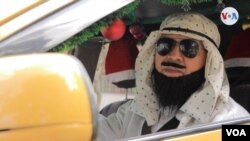 Este taxista dice que decora su carro durante el resto del año, según la festividad. [Foto: Federico Buelvas]