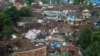Tim penyelamat mencari orang hilang di reruntuhan bangunan yang runtuh akibat gempa di Cianjur, Jawa Barat, 24 November 2022. (Foto: Antara/Raisan Al Farisi via REUTERS)