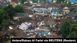 Tim penyelamat mencari orang hilang di reruntuhan bangunan yang runtuh akibat gempa di Cianjur, Jawa Barat, 24 November 2022. (Foto: Antara/Raisan Al Farisi via REUTERS)