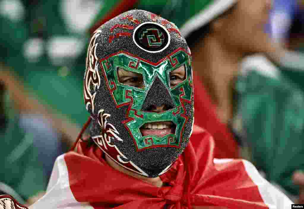 Una de las hinchadas más coloridas es la mexicana. Atuendos típicos fueron protagonistas en la tribuna.