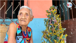 Carmen Piñero, de 90 años, es una de los pocos habitantes que decidió montar un árbol de Navidad en Las Tejerías. 