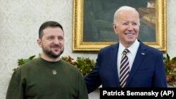 Presiden AS Joe Biden menerima Presiden Ukraina Volodymyr Zelenskyy di Gedung Putih hari Rabu (21/12). 