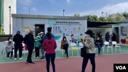 香港島東區一個社區疫苗接種站，網上預約連日爆滿，多名市民在寒風中花數小時輪候即日接種疫苗的籌號。(美國之音/湯惠芸)