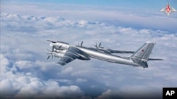 Un bombardero estratégico ruso Tu-95 vuela en una patrulla conjunta con bombarderos chinos sobre el océano Pacífico el 30 de noviembre de 2022. Foto del Servicio de Prensa del Ministerio de Defensa de Rusia divulgada por AP.