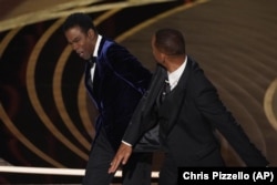 Aktor Will Smith menampar pembawa acara Chris Rock di panggung Oscar di Dolby Theatre, Los Angeles, tahun 2022 lalu (AP/Chris Pizzello)