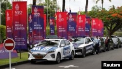 Parkir mobil listrik di pintu masuk venue jelang KTT G20 di Nusa Dua, Bali, Indonesia, 13 November 2022. (REUTERS/Ajeng Dinar Ulfiana)