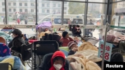 코로나 감염자가 속출하고 있는 중국 상하이시의 한 병원 응급실에 5일 환자들이 누워있다. (자료사진)