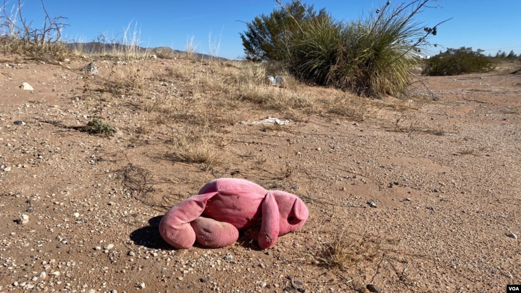 Restos como este juguete demuestran el paso de niños por el conocido "hueco", el lugar entre Ciudad Juárez y El Paso por donde cruzan los migrantes de manera irregular.