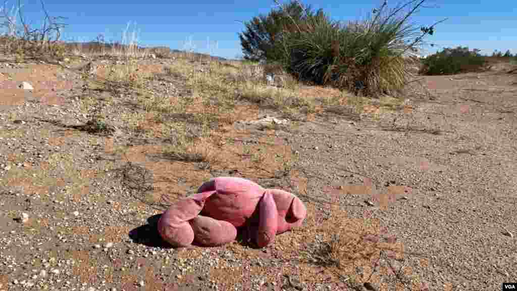 Restos como este juguete demuestran el paso de niños por el conocido &quot;hueco&quot;, el lugar entre Ciudad Juárez y El Paso por donde cruzan los migrantes de manera irregular.