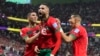 Youssef En-Nesyri (centro) celebra tras marcar el primer gol de Marruecos ante Portugal en el partido por los cuartos de final del Mundial, el sábado 10 de diciembre de 2022, en Doha, Qatar. (AP Foto/Martin Meissner)