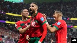 Youssef En-Nesyri (centro) celebra tras marcar el primer gol de Marruecos ante Portugal en el partido por los cuartos de final del Mundial, el sábado 10 de diciembre de 2022, en Doha, Qatar. (AP Foto/Martin Meissner)