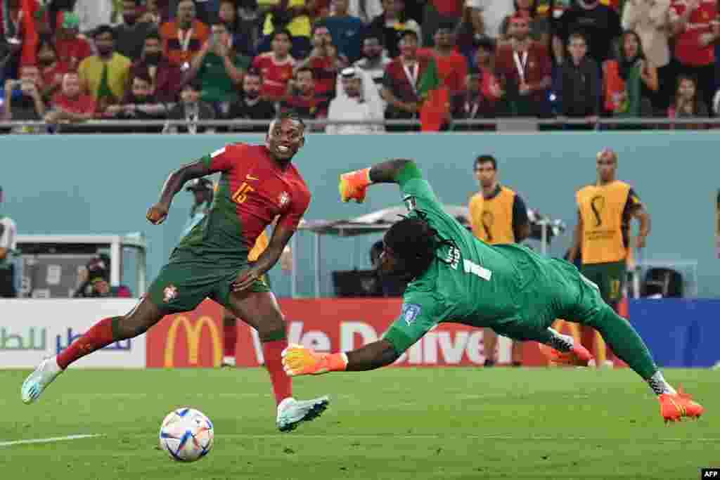 Attaquant ya Portugal #15 Rafael Leao (G) atie mongete liboso lya moyambi ya Ghana #01 Lawrence Ati Zigi (D) na match ya groupe H ya Mondial Qatar 2022, na stade 974, Doha, 24 novembre 2022. (Photo Glyn KIRK / AFP)