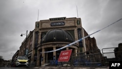 Garis polisi melingkupi area gedung konser O2 Academy Brixton di selatan London pada 19 Desember 2022, menyusul kerusuhan yang terjadi dalam konser musisi asal Nigeria Asake, pada 15 Desember 2022. (Foto: AFp/Ben Stansall)
