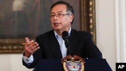 ARCHIVO- El presidente de Colombia, Gustavo Petro, habla en la oficina presidencial del Palacio de Nariño en Bogotá, Colombia, el 15 de noviembre de 2022.