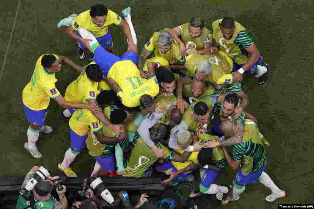 Jogadores do Brasil celebram primeiro golo da equipa. O Brasil ganhou à Sérvia por 2-0. Lusail Stadium em Lusail, Qatar. 24 Nov, 2022