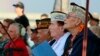 Sobrevivientes del ataque a Pearl Harbor y otros veteranos del Ejército de Estados Unidos durante una ceremonia para conmemorar el ataque perpetrado en 1941, el miércoles 7 de diciembre de 2022, en Pearl Harbor, Hawai. (AP Foto/Audrey McAvoy)