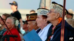 Sobrevivientes del ataque a Pearl Harbor y otros veteranos del Ejército de Estados Unidos durante una ceremonia para conmemorar el ataque perpetrado en 1941, el miércoles 7 de diciembre de 2022, en Pearl Harbor, Hawai. (AP Foto/Audrey McAvoy)