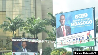 Panneaux d'affichage de la campagne du président de la Guinée équatoriale, Teodoro Obiang Nguema Mbasogo, à Malabo, le 17 novembre 2022. 