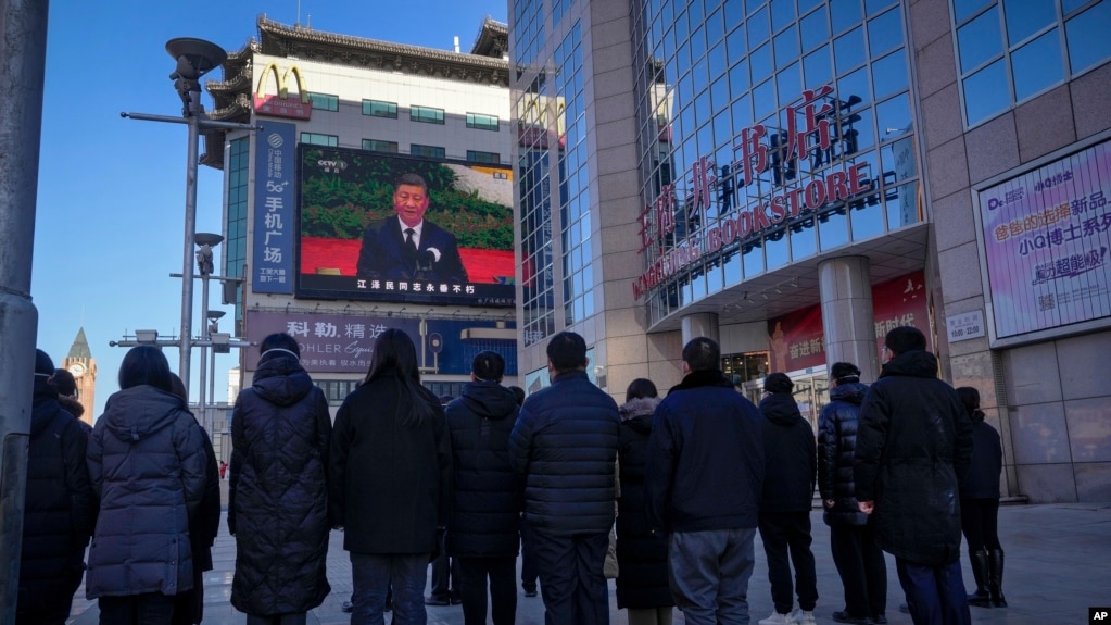 北京市民观看现场直播的习近平在江泽民追悼仪式上的讲话。（2022年12月6日）(photo:VOA)