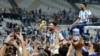 El argentino Leo Messi sostiene el trofeo de la Copa del Mundo tras vencer a Francia en los penales.