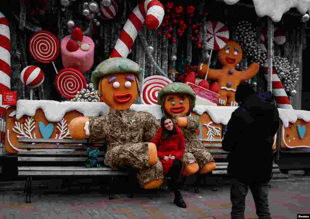 Sin olvidar la navidad en medio de la guerra, la capital Kiev está lista para las festividades de fin de año en Ucrania. Dos grandes galletas de jengibre con trajes militares forman parte de la decoración y una de las paradas más populares para tomar fotos.&nbsp;