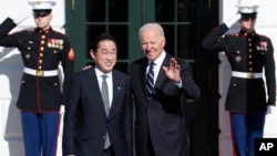 美国总统乔·拜登在白宫欢迎来访的日本首相岸田文雄。(2013年1月13日)