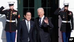 Presiden Joe Biden menyambut Perdana Menteri Jepang Fumio Kishida di Halaman Selatan Gedung Putih, Washington, D.C., Jumat, 13 Januari 2023. (AP/Susan Walsh)