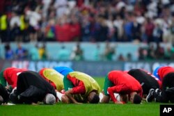 Pemain Maroko bersujud setelah kalah 0-2 melawan Prancis dalam pertandingan semifinal Piala Dunia di Stadion Al Bayt di Al Khor, Qatar, Kamis, 15 Desember 2022. (Foto: AP/Natacha Pisarenko)