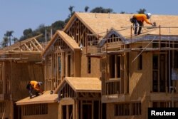 FILE: Pembangunan rumah di komunitas Valley Center, California, AS 3 Juni 2021. (REUTERS/Mike Blake)