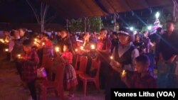 Penyalaan lilin dalam ibadah malam natal di Gereja Kristen Sulawesi Tengah (GKST) Jemaat Elim Maliwuko, Sabtu (24/12/2022). (Foto : VOA/Yoanes Litha)